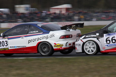 At der bliver kørt tæt i Clio Cup fik Borum at føle helt tæt på......